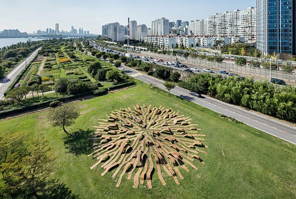 「root bench」于首尔汉江艺术公园。图／Yong Ju Lee