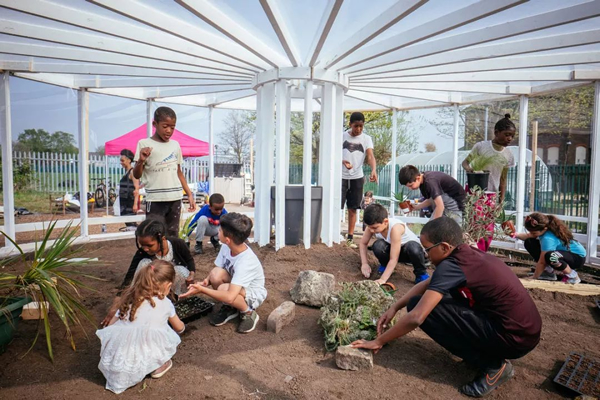 穆罕默德·布洛伊萨，《弹性花园》（Resilience Garden），2018，利物浦双年展。摄影：Pete Carr