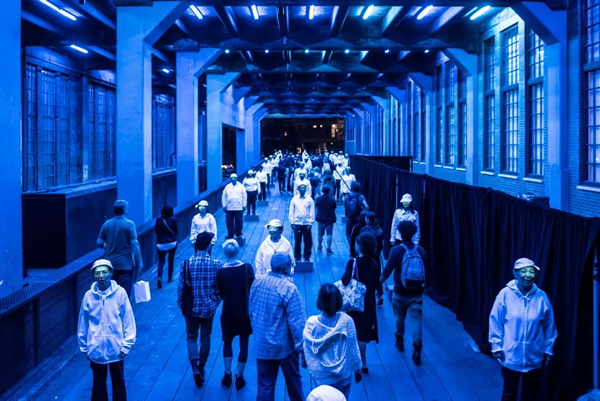 《一英里歌剧》（The Mile-Long Opera），纽约市。由 Diller Scofidio + Renfro 设计工作室与 David Lang 联合策划，文字创作来自 Anne Carson 与 Claudia Rankine；由 Diller Scofidio + Renfro 设计工作室、高线公园、THE OFFICE 表演与电影工作室协同制作。摄影：Timothy Schenck。图片致谢高线公园伙伴