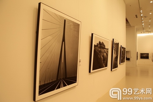 逄小威摄影个展“建筑意”登陆北京视觉经典美术馆 