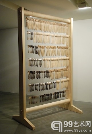 Mircea Cantor《如高压在线的鸟儿》，2009