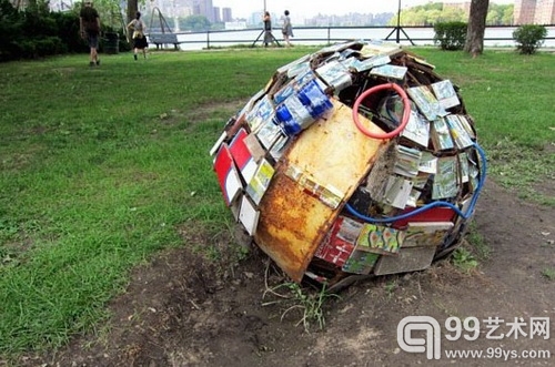 Simon Vega的作品“Sputnik NY-Z011 Tropical Capsule”（2011），钢筋结构，木材，硬纸板，塑料以及其它现成材料
