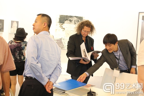 2011上海艺博会国际当代展的VIP预展 冷林于现场