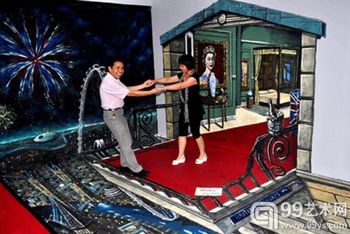 观众在立体油画《女王房间的阳台》上摆造型拍照。新华网图片 严大明 摄