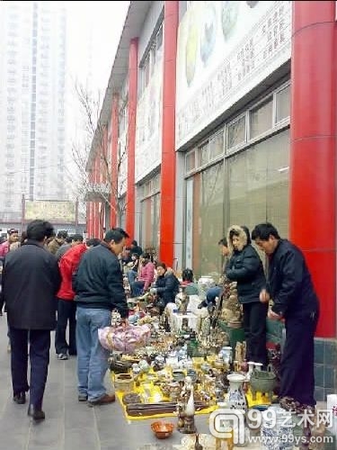 位于北京东三环的潘家园古玩市场是著名的古玩、民间工艺品集散地