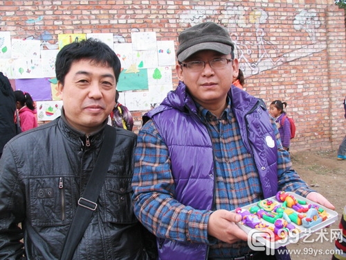 曾醉和黄丝带执委主任文武在活动现场