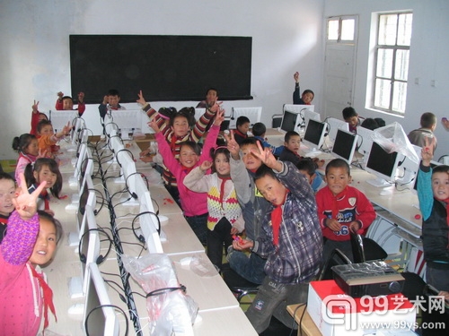 孩子们在新安装的电脑室欢呼