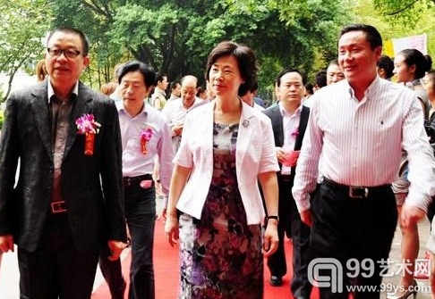 中共重庆市委副书记张轩（中）、重庆九龙坡区区委书记彭智勇（右）、四川美术学院院长罗中立（左）出席“第二届重庆青年美术双年展”开幕式。