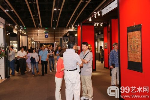 今年於10月3日至7日在香港會議展覽中心舉行的第七屆香港國際古玩及藝術品博覽會（FINE ART ASIA 2011）, 吸引了來自全球各地1萬9千8百(19,800)名參觀者,當中中國收藏家也佔有一定比率。