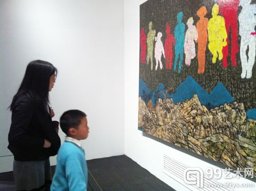 母子俩在欣赏薛松2010年的作品《跃》。