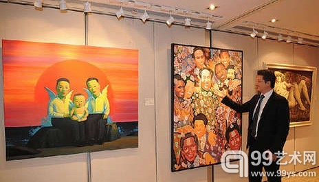 11月2日，香港佳士得拍卖行工作人员在介绍即将拍卖的艺术品。新华网图片 黄本强 摄