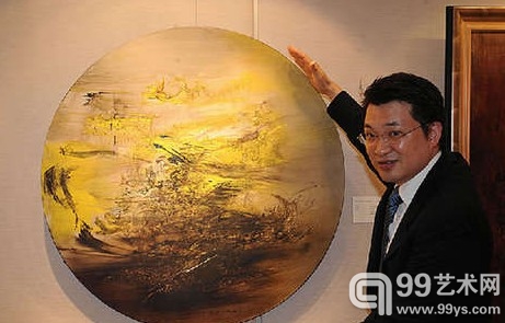 香港佳士得拍卖行工作人员在介绍即将拍卖的赵无极的油画作品。新华网图片 黄本强 摄