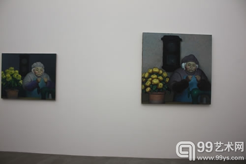 王兴伟个展现场  墙面上为《无题》（花盆老奶奶系列作品）