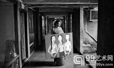 在简陋的工作室里，画家Min Zaw刚刚完成一幅新作。