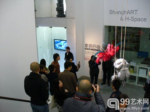 发布会现场讲解每个作品