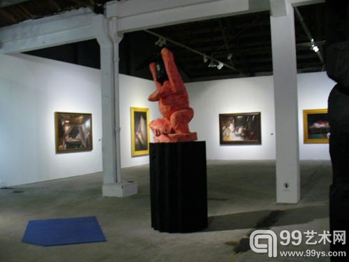 展览现场，前景为《神》系列作品之一