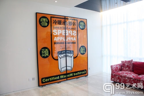 酒店楼梯过道的艺术品