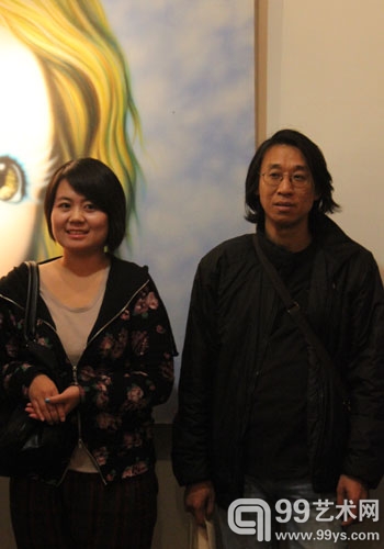 青年艺术家瞿榕女士和批评家王南溟先生在展览开幕式