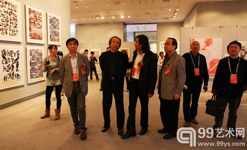 赵健副院长与嘉宾参观展览