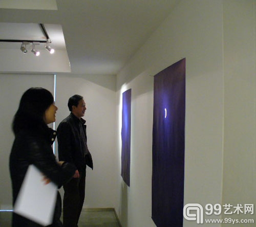 展览现场，观众在欣赏黑呎忍的作品