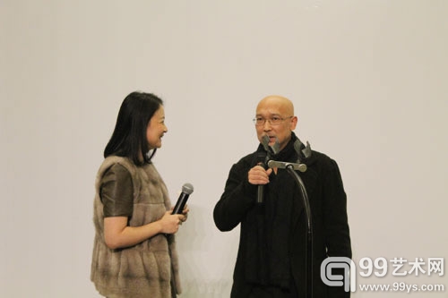 张恩利接受主持人袁鸣采访