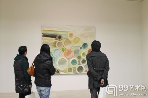 观众在观看作品