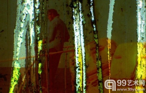 作品“Heavy Metal Sharks Calming Jaws Reversal Film”（长6分47秒）截图。已褪色的粉红色超级8胶片冲印，来自电影《大白鲨》中某些片段的复制资料，用富含重金属元素（铁、锌）的黑色织物燃料进行了处理；胶片上有石头摩擦过的痕迹，有用手提包敲打过的痕迹，还有用拇指及粉红色印章压印过的痕迹。