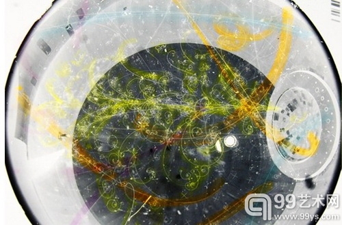 作品“I Love Neutrinos: You Cant See Them but They are Everywhere ”（长37秒）截图。70毫米胶片的《Frames of Neutrino Movements》——在芝加哥附近的费米实验室中拍摄完成——它被浸入了液氮中，还用隐形墨水、解码器标记以及荧光笔等进行了处理。