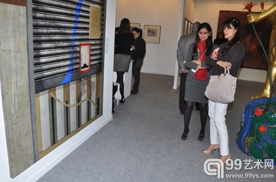 Outset India总监、前名模Feroze Gujral (右) 在Vadehra Art Gallery展位