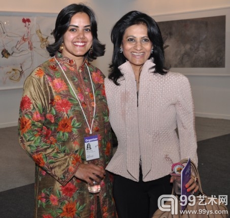 印度艺博会总监娜哈·基尔葩与藏家Rajshree Pathy在Galerie Krinzinger展位