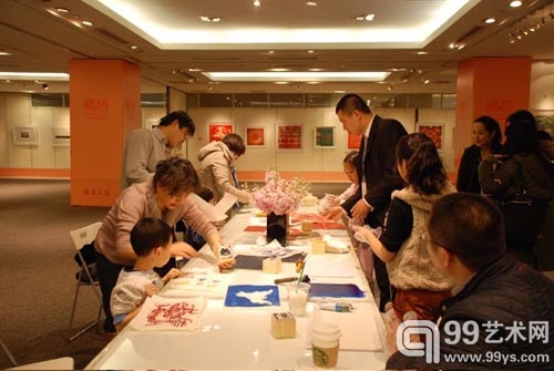 观众积极参与版画工坊体验版画制作