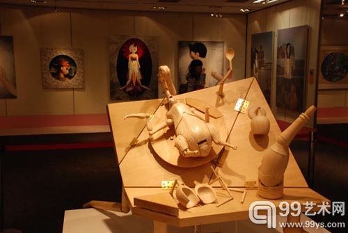 艺术家袁佳作品-带着桌子逃跑的鸭子  木装置