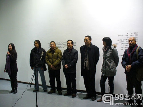 开幕式，主持人马琳（左一）、策展人王南溟（左二）、艺术家李山（右一）