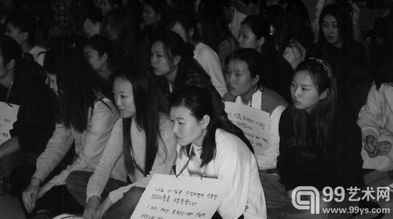 68个被雇佣来的人在韩国某博物馆入口前静坐抗议，2000年