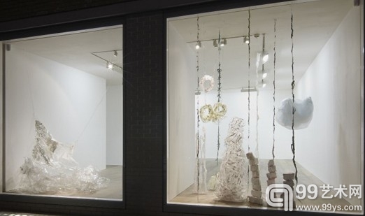 卡拉·布莱克（Karla Black）个展伦敦开幕