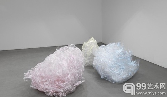 卡拉·布莱克（Karla Black）个展伦敦开幕
