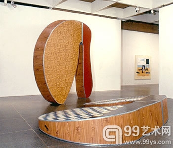 Richard Deacon(理查德·迪肯)的400 x 450 x 75cm大小的《致我的脸 1号》