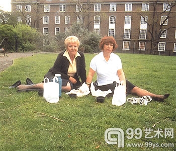 Gillian Wearing吉莉安-韦英) 的单通道有声短片作品《10-16》，1997