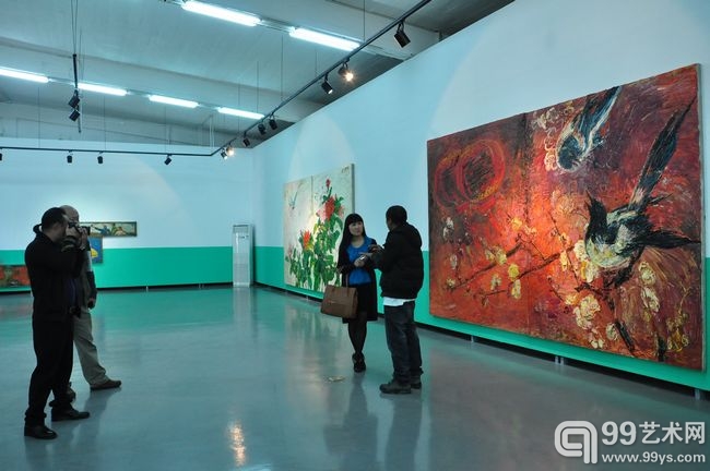 何云昌在艺术家申亮的展览现场