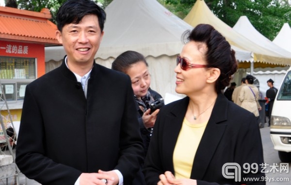 2012艺术北京 总监董梦阳（左）与嘉宾交流