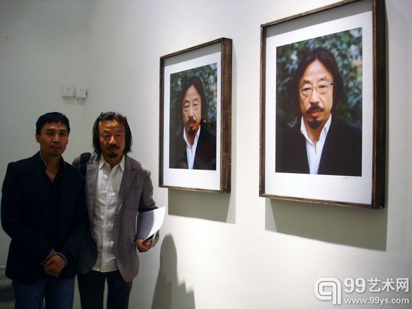艺术家刘瑾及“戴眼镜的人”黄锐合影
