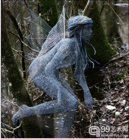 艺术家用铁丝网编织辛勤的劳动者