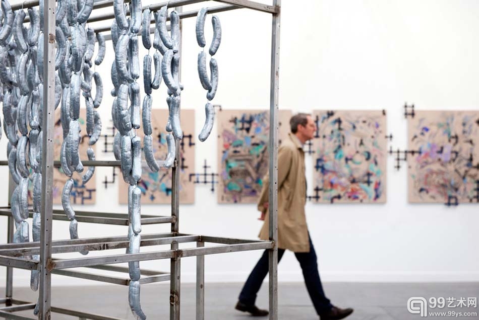 纽约Frieze艺博会瑞科理特·泰拉宛尼亚作品《2012无题》（卡尔莫与纽曼制作的香肠）