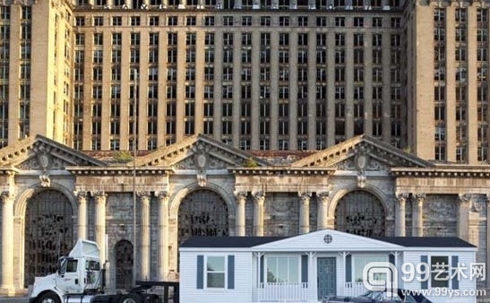“Mobile Homestead”停在废弃了的密歇根中央车站前
