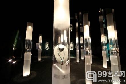 “Van Cleef & Arpels梵克雅宝，美之传承”典藏臻品回顾展的“异域风情”展区，展现梵克雅宝对不同文化的兼容并蓄以及卓越的创造力。
