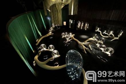 “Van Cleef & Arpels梵克雅宝,美之传承”典藏臻品回顾展一层的“自然灵感”展区。颠覆传统的展览布景将梵克雅宝神奇的创造力体现得淋漓尽致。通过具象的纯白树枝、婆娑的树影和露珠般晶莹剔透的水滴型展柜瑰丽呈现梵克雅宝最为珍视的灵感之源。