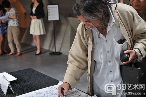 十一日谈——杨诘苍个展开幕现场艺术家严培民签字留名