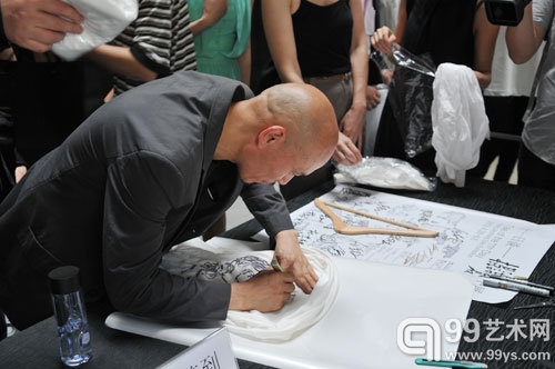 十一日谈——杨诘苍个展开幕现场艺术家签字