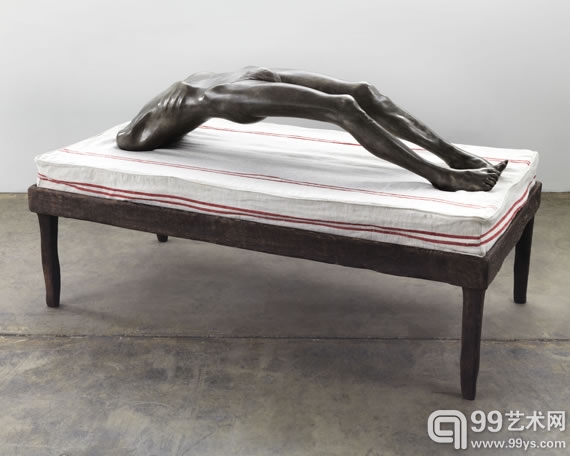 第43届巴塞尔艺博会上豪瑟和沃斯画廊（Hauser & Wirth）（B区19号）展位展出的艺术家路易丝·布尔乔亚的1993年作品“拱形人像”
