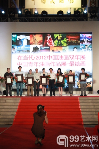 “最绘画——中国青年油画作品展”获奖艺术家合影留念